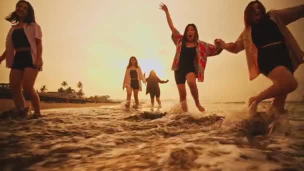 Group Asian Teenagers Shirts Walking Waves Beach Sand Friends Sunset — Stock Video