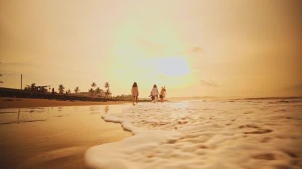 Group Asian Teenagers Shirts Walking Waves Beach Sand Friends Sunset — Video Stock