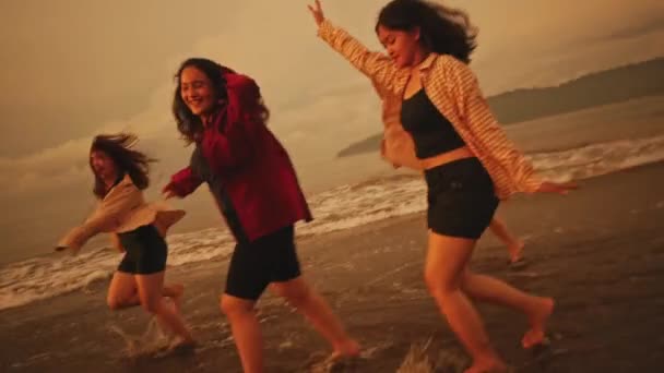 Gruppo Adolescenti Asiatici Camicie Che Giocano Sulla Spiaggia Con Loro — Video Stock