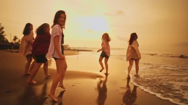 Group Asian Teenagers Shirts Playing Beach Friends Happily Sunrise — Video Stock
