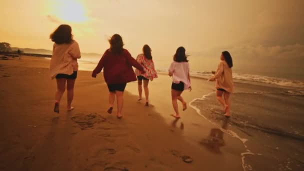 Group Asian Teenagers Shirts Playing Beach Friends Happily Sunrise — Stockvideo