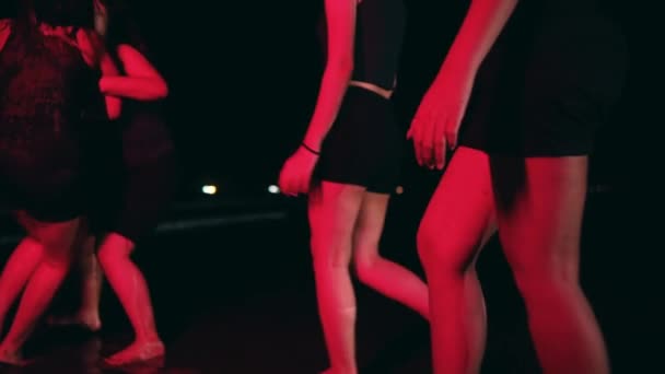 Eine Gruppe Asiatischer Frauen Schikanierte Ihre Freundinnen Indem Sie Sie — Stockvideo