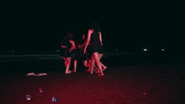 Grupo Mujeres Asiáticas Intimidaron Sus Amigos Arrastrándolos Mitad Una Playa — Vídeos de Stock
