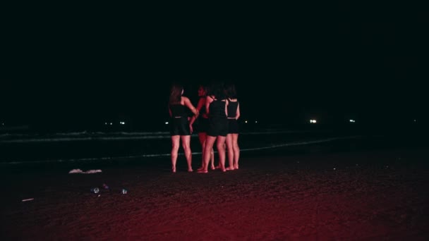 Eine Gruppe Von Frauen Schwarzer Kleidung Stand Nachts Strand Sand — Stockvideo