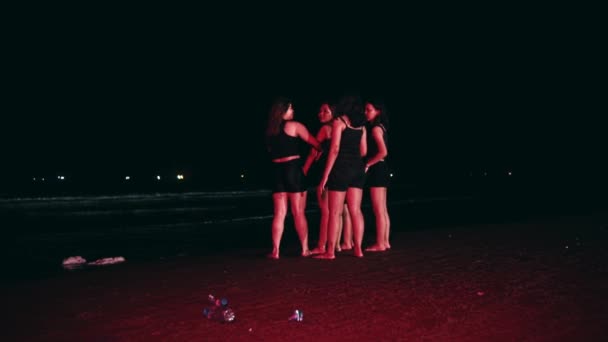 Bir Grup Siyah Elbiseli Kadın Geceleyin Bir Adada Kumsalda Duruyorlardı — Stok video