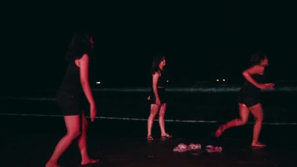 Asyalı Bir Kadına Bir Grup Arkadaşı Tarafından Geceleyin Sırayla Sahile — Stok video