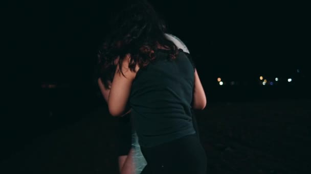 Группа Женщин Издевалась Над Своими Подругами Привязывая Себе Силой Тащила — стоковое видео