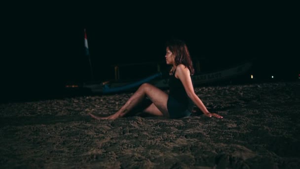 一个身穿黑色短裙的亚洲女人深夜一个人坐在沙滩上 非常不安 — 图库视频影像
