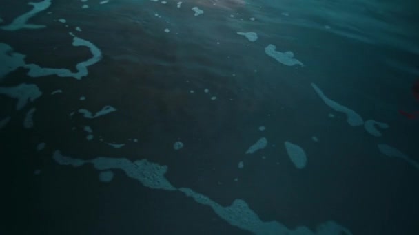 海滩上的波浪 白沫与蓝色海水混合 白天在岛上 — 图库视频影像