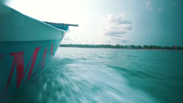 日中は真っ青な海を駆け抜けてビーチに向かう漁船 — ストック動画
