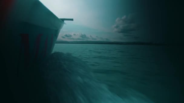 Łodzie Rybackie Pływają Przez Niebieski Ocean Szybko Kierunku Plaży Ciągu — Wideo stockowe