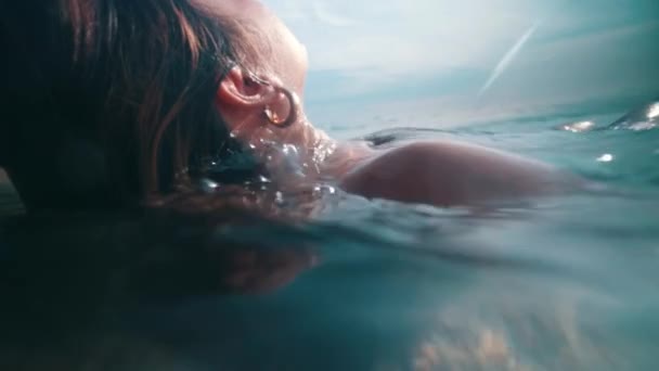 Asyalı Bir Kadın Gün Içinde Bir Adada Yüzerken Deniz Suyunda — Stok video