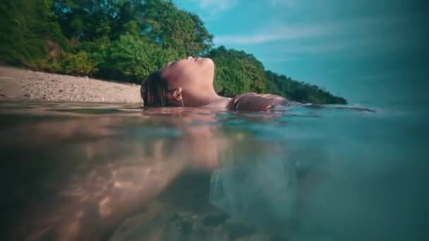 Azjatka Unosząca Się Wodzie Morskiej Podczas Kąpieli Plaży Wyspie Ciągu — Wideo stockowe