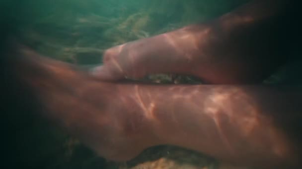 Ręce Stopy Azjatki Nurkującej Morzu Tkaniną Zwisającą Podczas Kąpieli Plaży — Wideo stockowe