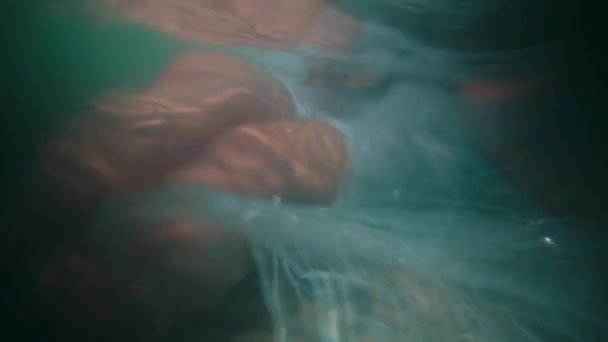 当天早晨 一名亚洲妇女在海滩上游泳时 用一块挂着的布在海里潜水 她的手和脚 — 图库视频影像