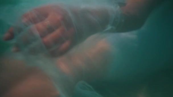 Ręce Stopy Azjatki Nurkującej Morzu Tkaniną Zwisającą Podczas Kąpieli Plaży — Wideo stockowe