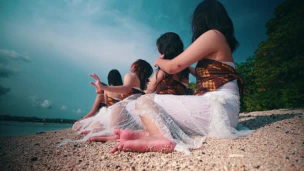 Group Asian Women Wet Black Hair Sitting Playing Friends Beach — Video Stock