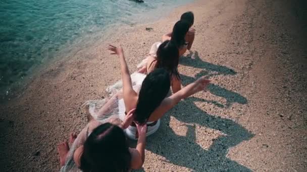 Group Asian Women Wet Black Hair Sitting Playing Friends Beach — ストック動画
