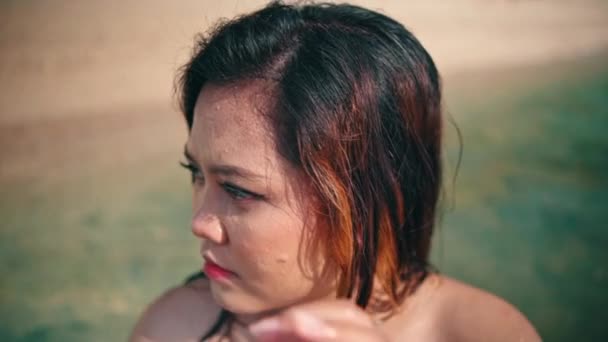 Een Aziatische Vrouw Met Blond Haar Rode Lippen Geniet Van — Stockvideo