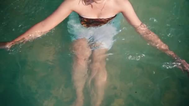Азиатская Женщина Плавает Пляже Голубой Морской Водой Сидит Пляже Песок — стоковое видео