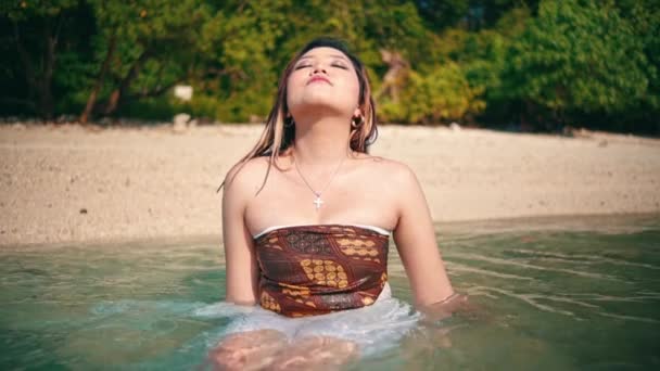Asian Woman Lying Beach While Playing Blue Sea Water While — Vídeo de Stock