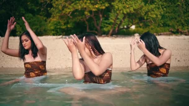 Группа Азиатских Женщин Коричневой Одежде Наслаждается Голубой Морской Водой Танцуя — стоковое видео
