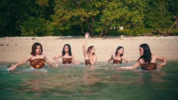 Group Asian Women Brown Clothes Dancing Together Blue Sea Water — Video Stock