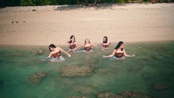 Group Asian Women Brown Clothes Dancing Together Blue Sea Water — Video Stock