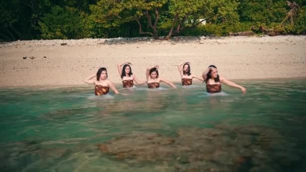 Group Asian Women White Clothes Dancing Friends Seawater Beach White — Vídeos de Stock