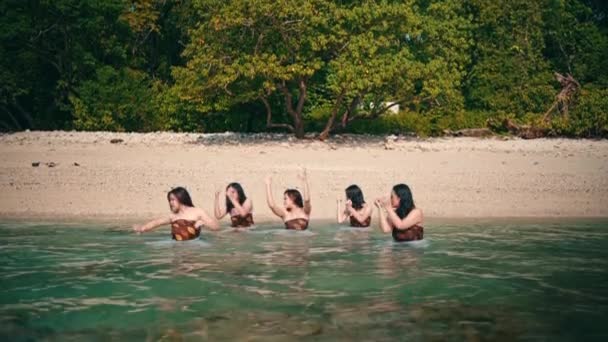 Group Asian Women White Clothes Dancing Friends Seawater Beach White — Vídeos de Stock