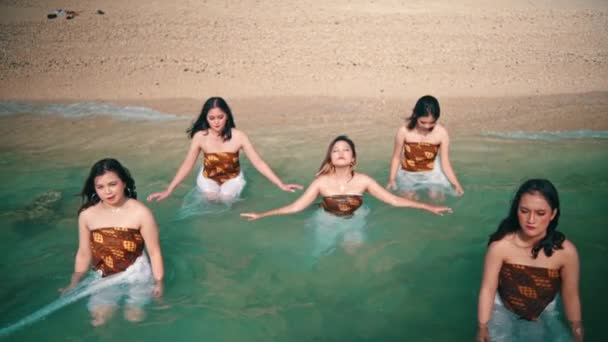 Group Asian Women White Clothes Dancing Friends Seawater Beach White — Video Stock