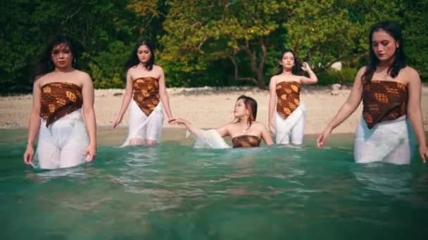 Група Азіатських Жінок Білому Одязі Йшла Своїх Друзів Які Купалися — стокове відео