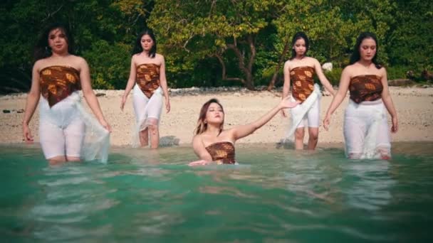 Group Asian Women White Clothes Walked Friends Who Were Bathing — Video Stock