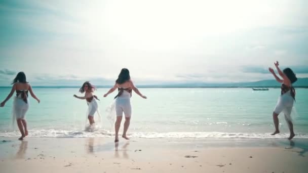 Group Asian Women White Clothes Ran Played Friends White Sandy — Video Stock