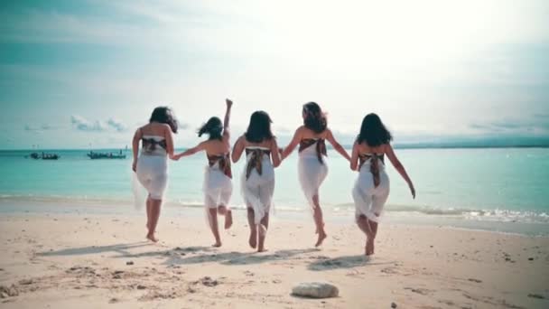 Group Asian Women White Clothes Ran Played Friends White Sandy — Vídeos de Stock