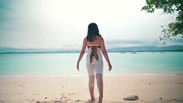Asian Woman Blonde Hair Standing Beach While Enjoying View Blue — Video