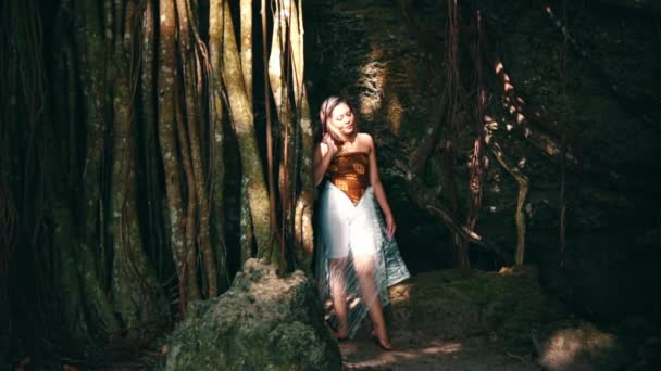 Азиатская Женщина Светлыми Волосами Бегущая Корней Тенистого Дерева Счастливым Беззаботным — стоковое видео