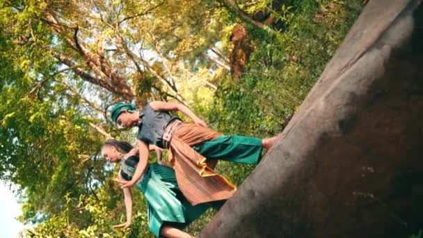 Азиатская Женщина Мужчина Танцуют Вместе Камне Зеленой Одежде Посреди Леса — стоковое видео