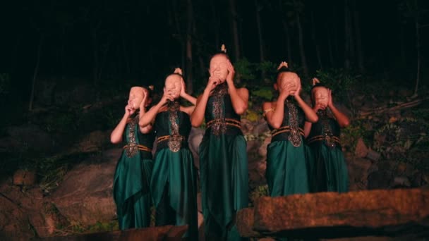 Group Asian Women Green Traditional Clothes Wearing Bamboo Masks Together — Vídeo de Stock