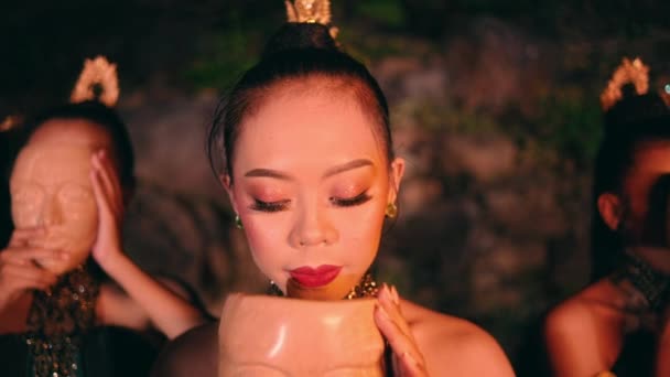 Gruppo Donne Asiatiche Abiti Tradizionali Verdi Che Indossano Maschere Bambù — Video Stock