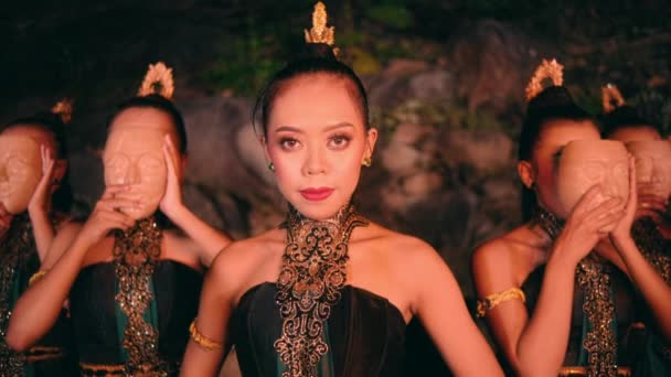 Azjatka Spacerująca Wśród Grupy Kobiet Bambusowych Maskach Uśmiechniętymi Twarzami Przed — Wideo stockowe