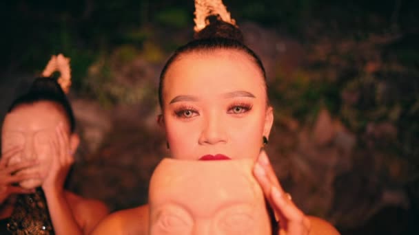 Güzel Bir Asyalı Kadın Gece Köyde Düzenlenen Bir Festivalde Dans — Stok video