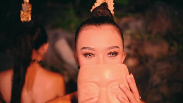 Egy Gyönyörű Ázsiai Bambuszmaszkot Visel Egy Táncbemutatón Egy Fesztiválon Amit — Stock videók