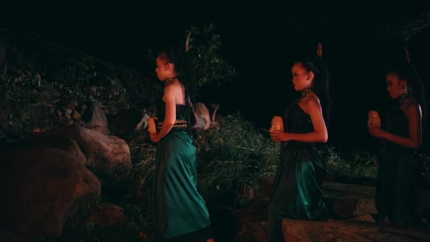 Bir Grup Asyalı Kadın Ellerinde Bambu Maskelerle Birlikte Yürüyorlar Gecenin — Stok video