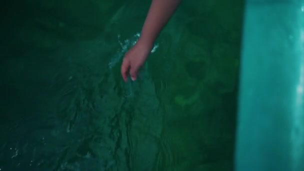 Hand Van Een Vrouw Speelt Met Het Blauwe Zeewater Van — Stockvideo