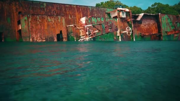 Naufragio Incagliato Fronte Isola Piena Alberi Verdi Mare Azzurro Durante — Video Stock