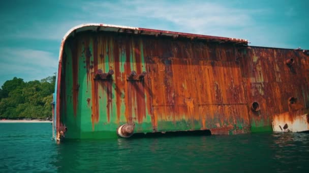 一天中 一艘沉船搁浅在一个绿树成荫 大海蔚蓝的岛上 — 图库视频影像