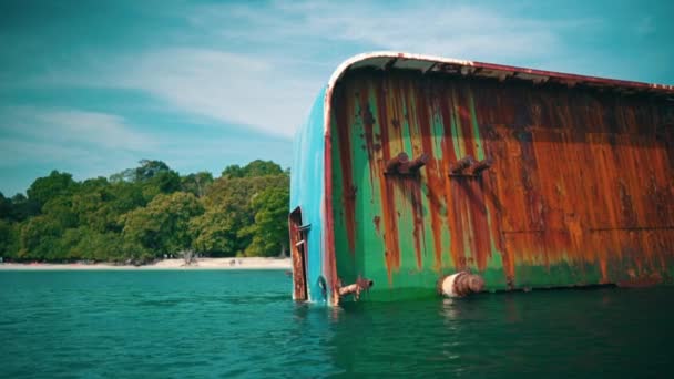 Ein Schiffswrack Das Tagsüber Vor Einer Insel Voller Grüner Bäume — Stockvideo