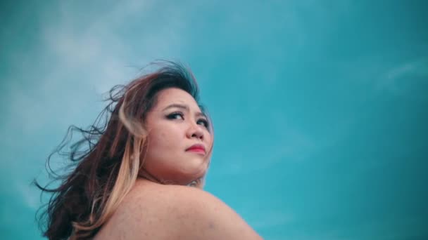 亚洲一位满脸愁容的金发女子 白天独自驾船 身后是蓝天 — 图库视频影像
