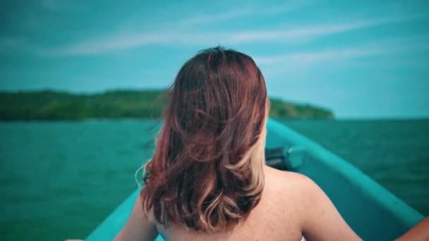 Femeie Asiatică Păr Blond Bucură Briza Mării Timp Îmbarcă Într — Videoclip de stoc
